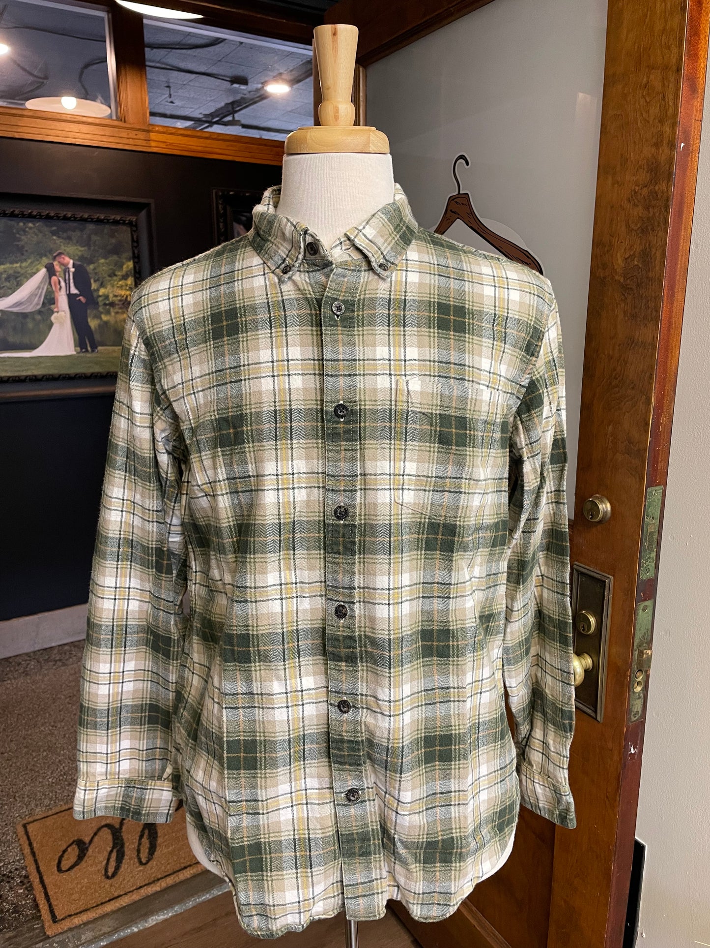 Eddie Bauer Relaxed Fit Men's Flannel (M)