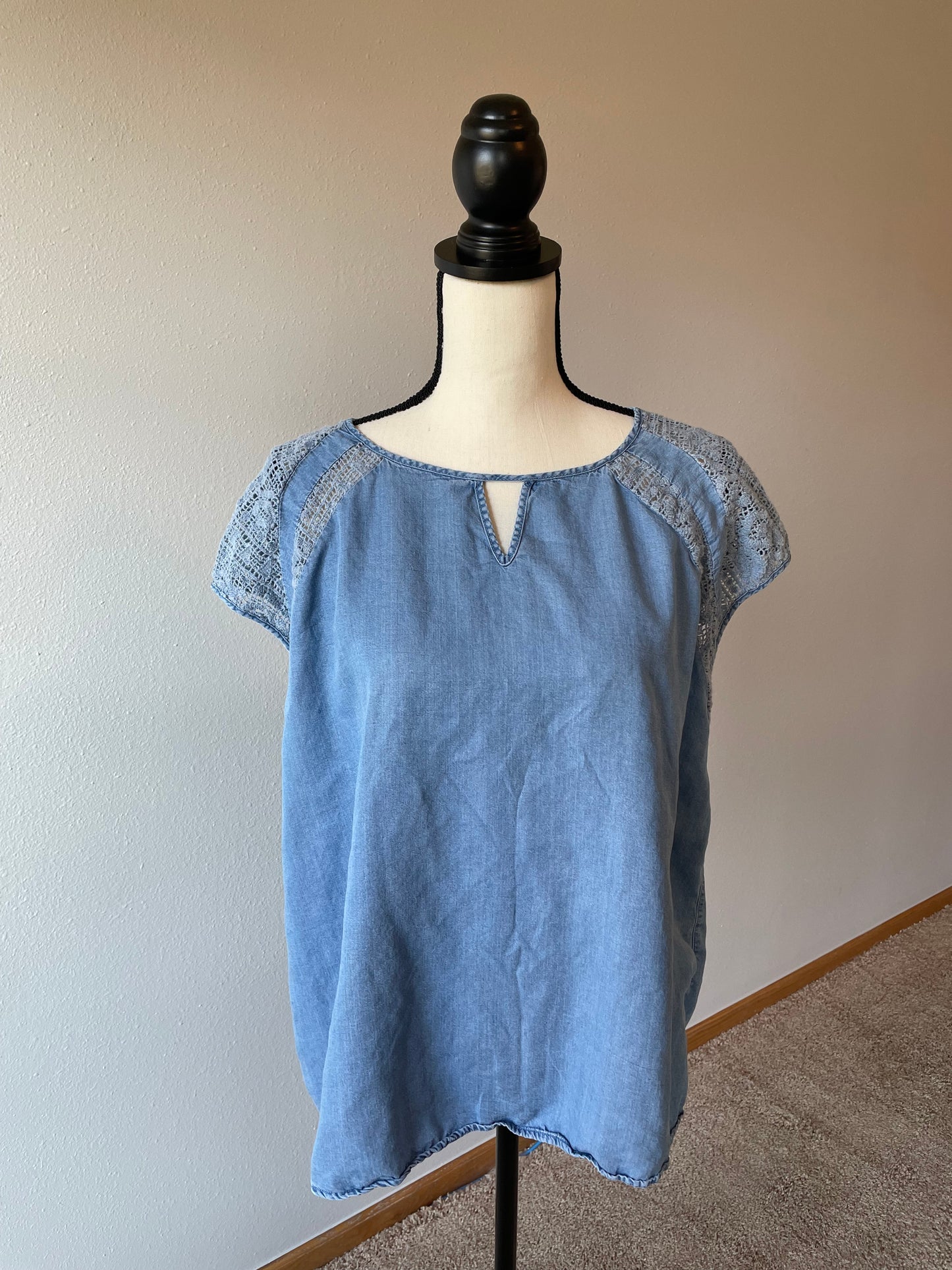 Ava & Viv Denim Keyhole Top (XL)