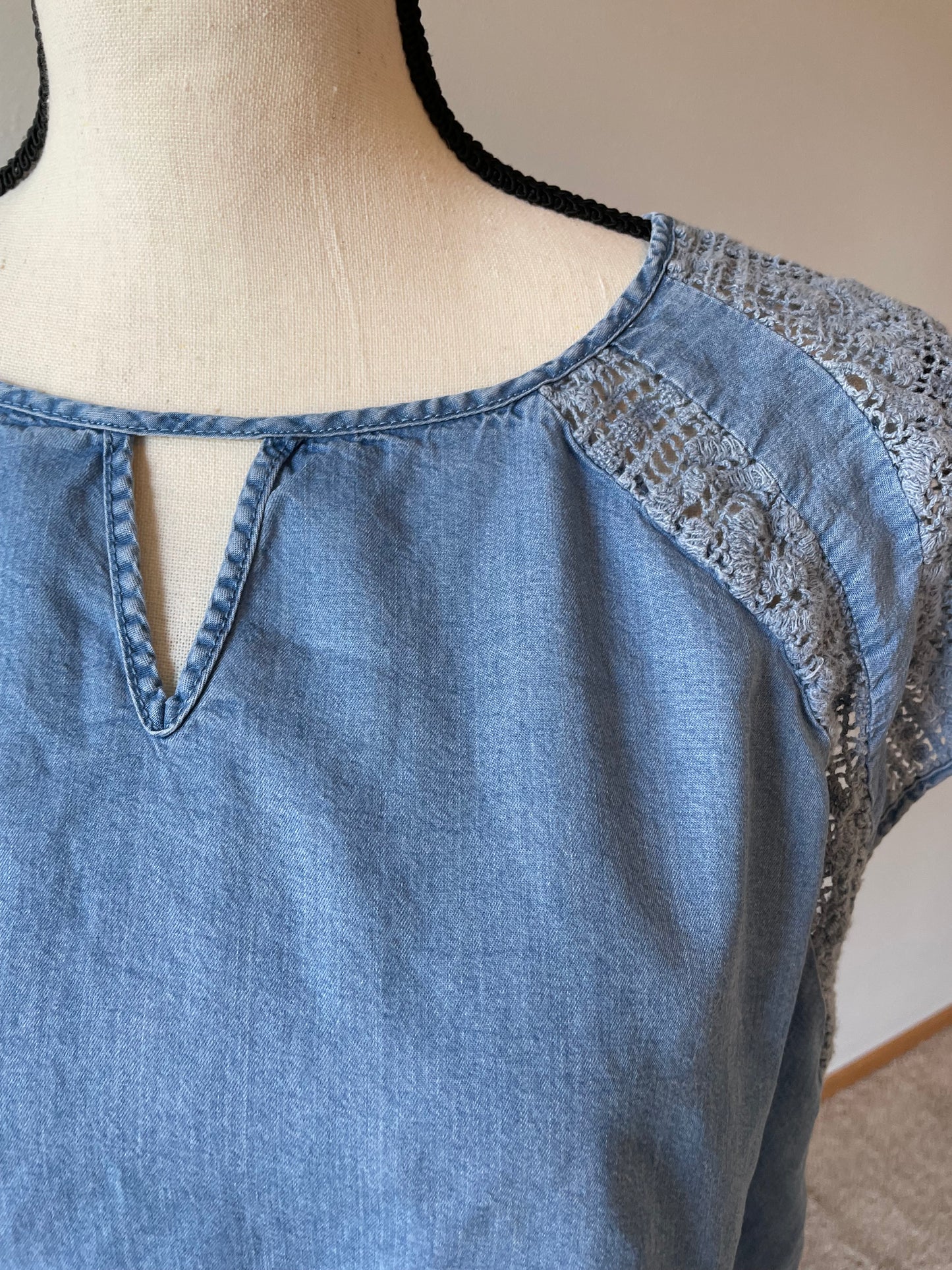 Ava & Viv Denim Keyhole Top (XL)