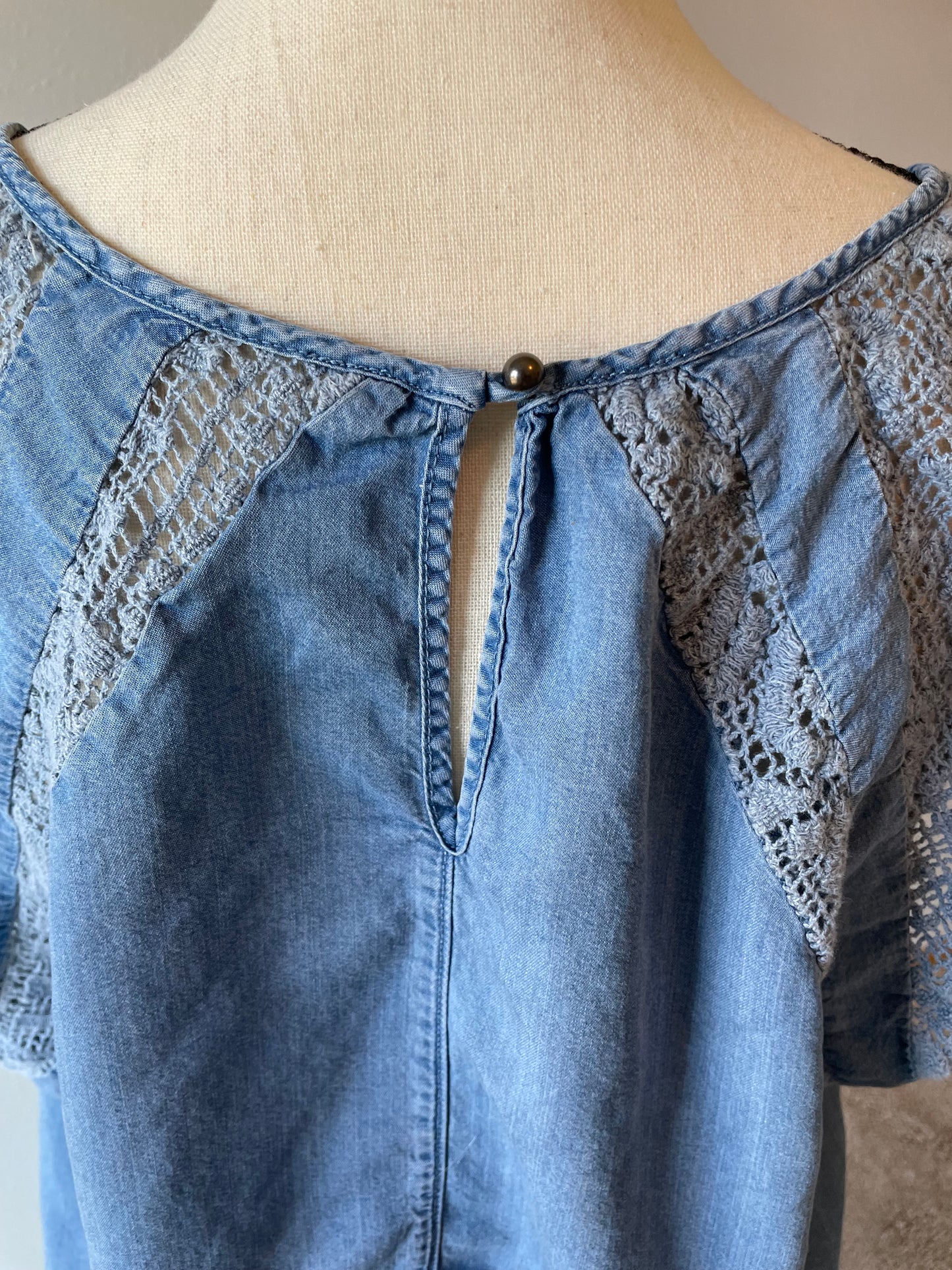 Ava & Viv Denim Keyhole Top (XL)