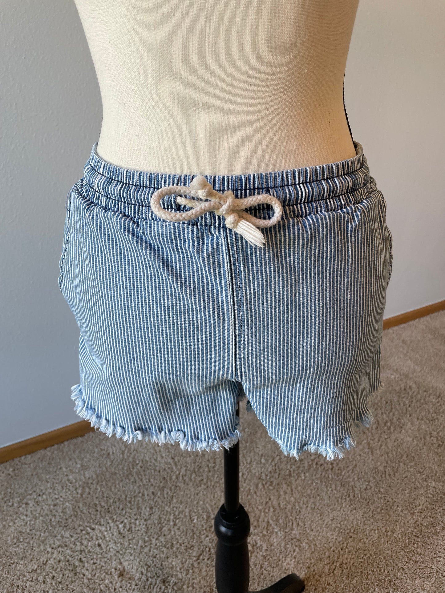 Women's Striped Shorts with Frayed Hem (XS)