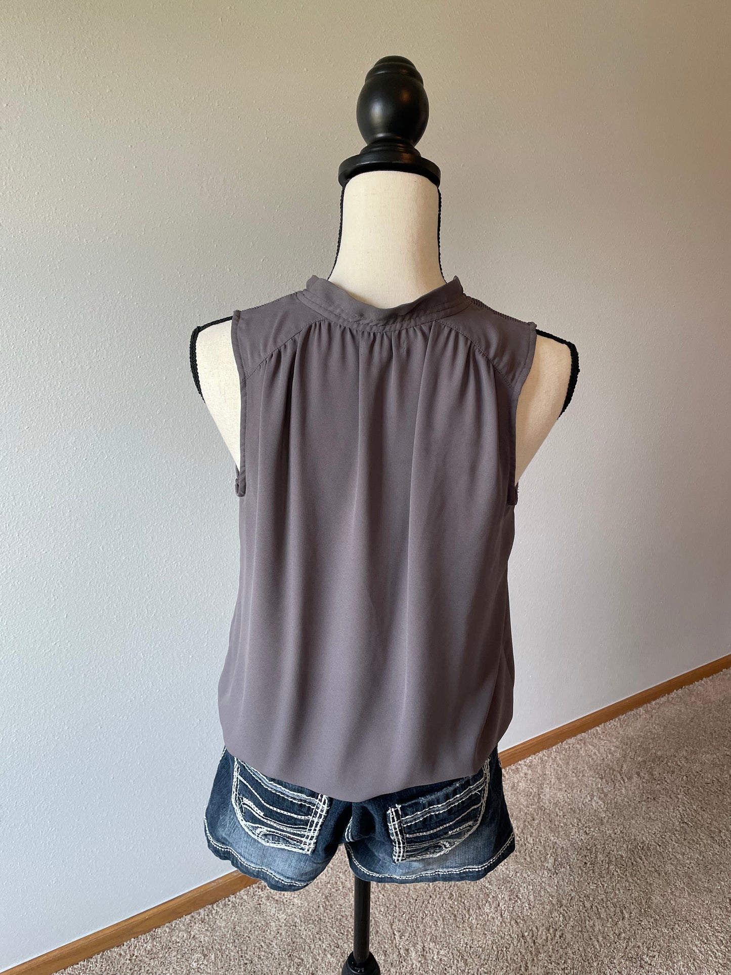 Maurices Gray Sleeveless Blouse (M)